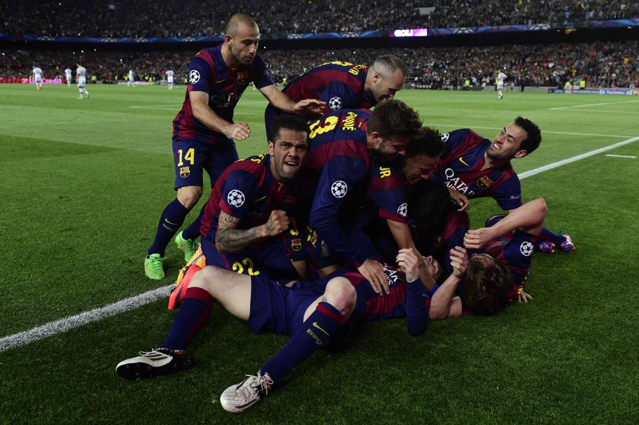 Leo Messi sommerso dall&#39;abbraccio dei compagni. Afp